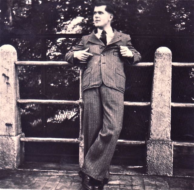 Stan had verschillende wachtposes ingeoefend voor zijn eerste afspraak. Dit vond hij wel een hele stoere.